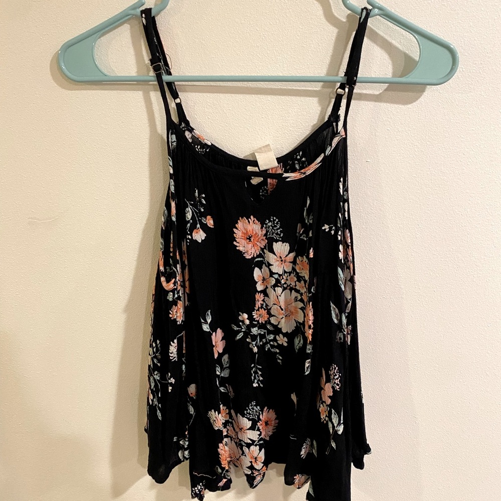 Floral tank top with shoulder cut outs. Size medium.